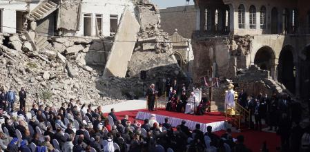 El Papa Francisco asiste a la ceremonia en la Plaza de la Iglesia de Hosh al-Bieaa en Mosul, Irak, el 7 de marzo de 2021.