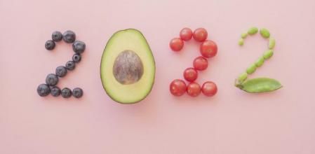 Quedan pocas horas para estrenar nuevo año 
 (2022 made from healthy food and fruit on pastel pink background, New year health resolution, diet goal plan and lifesty