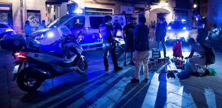 Desalojo por parte de grupos de persona haciendo botellon