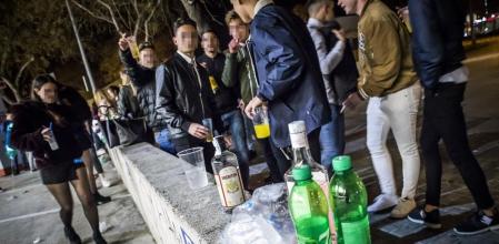 Jóvenes haciendo el botellón