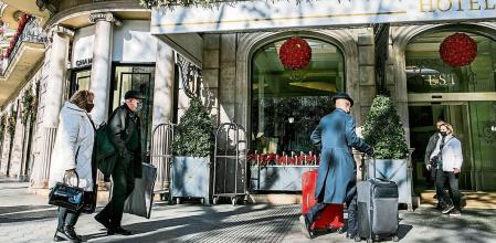 foto XAVIER CERVERA 30/12/2021 Apertura del lunes de Economía sobre impacto de la ómicron (pandemia covid) en el turismo. Foto de algún hotel con turistas en la puerta, barcelona ciudad