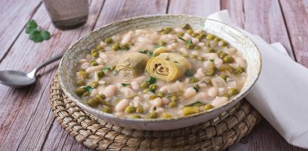 Alcachofas con alubias y guisantes