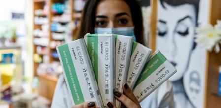 Una farmacia de Madrid con tests de antígenos