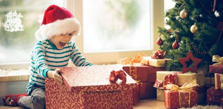 Un niño abriendo los regalos de los Reyes Magos