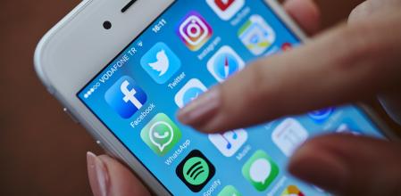 Una mujer utiliza su móvil para entrar en las redes