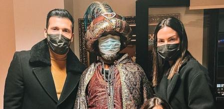 La pareja posó con sus pequeños.