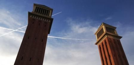 Estelas de condensación sobre las Torres Venecianas.