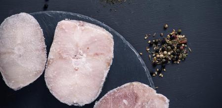 Cortes de merluza congelada