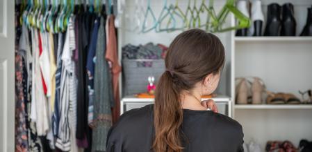 Una mujer frente su armario