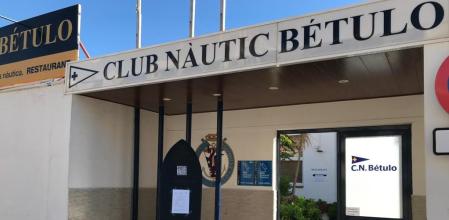 Entrada al club nàutic Bétulo de Badalona, un dels amenaçats de derribo 
