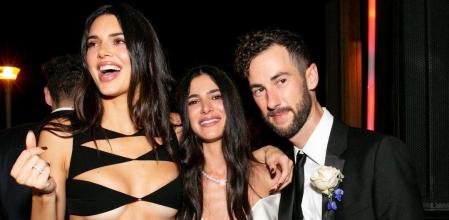 Kendall Jenner con los novios en la fiesta de la boda