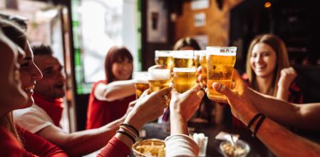 Un grupo de amigos brindan con cerveza
