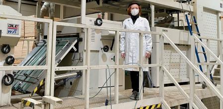 La ingeniera industrial Maria José Sánchez Pantoja, en la planta de la nueva empresa donde trabaja desde noviembre