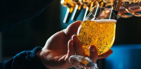 Un camarero tira una cerveza de grifo