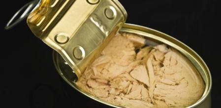 Una lata de atún en aceite de oliva