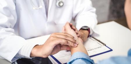 Un médico atiende a un paciente en un centro sanitario.