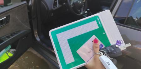 Durante el primer año de carnet, el conductor novel tienen que llevar la placa 