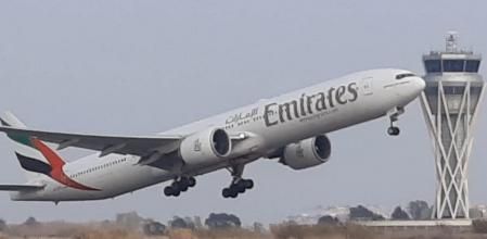 Despegue del Boeing 777 de Emirates del aeropuerto de Barcelona.