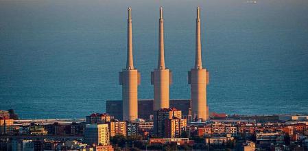 Imagen de atardecer de la central térmica de San Adrià, popularmente conocida como la térmica de las tres chimeneas, fue una instalación termoeléctrica de ciclo convencional situada en la orilla izquierda de la desembocadura del río Besós, en el término municipal de San Adrián de Besós. Constaba de tres grupos térmicos de 350 MW cada uno (San Adrián I, San Adrián II y San Adrián III). Propiedad de Fecsa-Endesa, estuvo operativa entre 1973 y 2011. Tras el desmantelamiento de la central, se han conservado la sala de turbinas y sus tres icónicas chimeneas, que actualmente son propiedad municipal y están en proceso de declaración de Bien Cultural de Interés Local.4