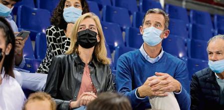 foto XAVIER CERVERA 23/10/2021 la infanta cristina de borbon y su marido inaki urdangarin asiten (desde la quinta fila) al debut de su hijo pablo (con el dorsal 77) como jugador del primer equipo (debuta en el minuto 20 d la primera parte) del fcbarcelona de balonmano en el palau blaugrana, el dia q este cumple 50 años