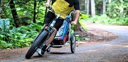 El vehículo integra un manillar inspirado en el de una bicicleta de montaña.