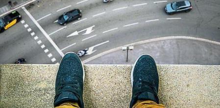 Un hombre al borde de un precipicio