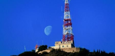 La luna se pone por detrás de la antena de Sant Pere Màrtir.