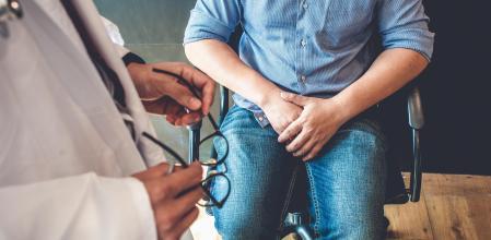 Un hombre, en la consulta del médico