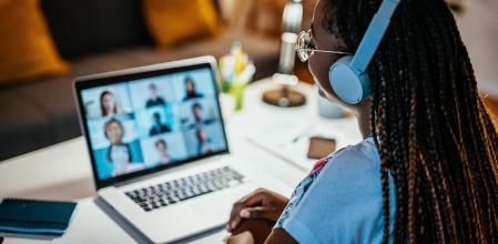 Chica realizando una clase online desde el salón de su casa