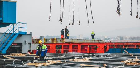 Descarga de material siderúrgico.