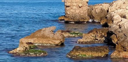Las 'minves de gener' dejan al descubierto las rocas en L'Escala.