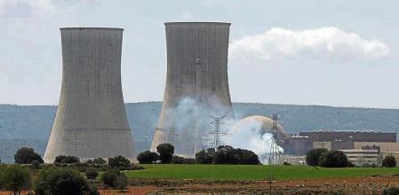 CENTRAL NUCLEAR DE TRILLO FOTO EMILIA GUTIERREZ La central nuclear de Trillo está situada en el término municipal de Trillo (Guadalajara) a orillas del río Tajo, y consta de un sistema nuclear de producción de vapor formado por un reactor de agua ligera a presión (PWR) de tres lazos de refrigeración, potencia térmica autorizada 3.010 MWt y potencia eléctrica 1.066 MWe. La propiedad de la central es compartida por las siguientes compañías: Iberdrola (48%), Unión Fenosa (34,5%), Hidroeléctrica del Cantábrico (15,5%) y Nuclenor (2%). La central nuclear Trillo I pertenece a la tercera generación de centrales nucleares españolas e inició su explotación comercial el 22 de agosto de 1988.