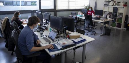 Un grupo de trabajadores en una oficina en Barcelona