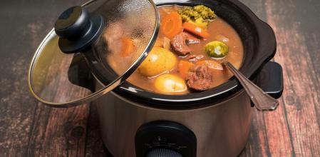 Guiso de carne y verduras en olla de cocción lenta