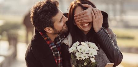 Pareja celebrando San Valentín