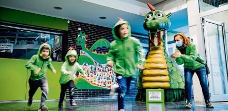 foto XAVIER CERVERA 18/12/2021 escola turo del drac, canet de mar (maresme, provincia barcelona) es una escuela q este mes ha estado en el 'ojo de huracan' en el centro de la polemica porque un juez ha dictaminado -por la queja de una familia q lleva sus nino/s a este centro d primaria- q el 25% de las clases o asignaturas se tienen q impartir en lengua castellana o española, provocando una tormenta politica y mediatica... los viernes a las 4.30pm cuando salen los estudiantes menores de la escuela se reunen juntan alrededor del drac (d fibra d vidrio de 60kg) mientras juegan y cantan canciones (en esta epoca de navidad, en catalan castellano e ingles)
