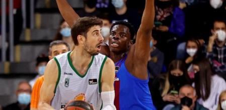 GRAF8940. BARCELONA, 30/01/2022.- El pívot croata del Joventut Ante Tomic (i) intenta superar al pivot nigeriano del Barcelona James Nnaji durante el partido de Liga ACB que se disputa este domingo en el Palau Blaugrana. EFE/ Toni Albir