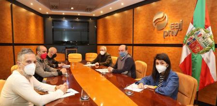 Representantes del PNV, con su presidente, Andoni Ortuzar, a la cabeza, junto a dirigentes de ELA, LAB y ESK.