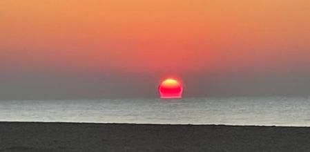 Amanecer con efecto Omega en Castelldefels.