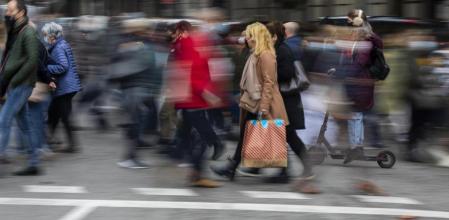 FOTO: MANÉ ESPINOSA. AMBIENTE DE COMPRAS DE NAVIDAD EN PORTAL DE L’ ANGEL EL VIERNES DEL BLAKE FRIDAY. UNA MUJER CRUZA EL PASO DE PEATONES CON UNA BOLSA DE PRIMARK