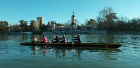 Practicando remo en el estanque de El Retiro.
