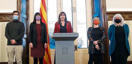 GRAFCAT2164. BARCELONA, 01/02/2022.- La presidenta del Parlament, Laura Borràs (c), junto a los miembros independentistas de la Mesa, durante su comparecencia este martes en el despacho de audiencias del Parlament, en la que ha pedido la desconvocatoria de las comisiones previstas para esta semana, hasta que la Comisión del Estatuto del Diputado emita dictamen sobre la orden de la Junta Electoral Central (JEC) de retirar el escaño al diputado de la CUP Pau Juvillà. EFE/Marta Pérez