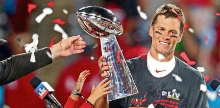 Tom Brady levantando el Vince Lombardi tras ganar la Super Bowl con los Tampa Bay Buccaneers en 2021