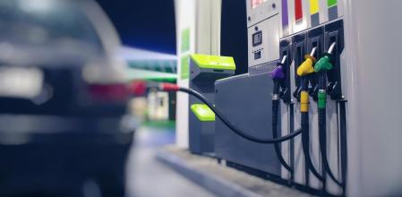 Un coche llenando el depósito de combustible en una estación de servicio