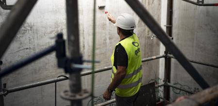 Un trabajador en una obra en Barcelona
