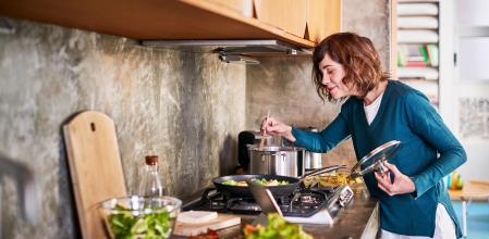 El Código Europeo contra el Cáncer resalta la importancia de priorizar la ingesta de alimentos de origen vegetal y limitar los que suponen un alto contenido calórico.