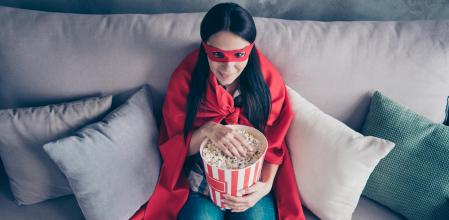 Mujer disfrazada viendo película
