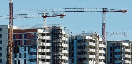 GRAFCVA2010. VALENCIA, 12/01/2022.- Vista general de una promoción de viviendas en construción cuando el ciclo alcista del precio de la vivienda, que debería agotarse en 2023 si se cumpliera la tendencia de durar ocho años, se prolongará por más tiempo, tanto en obra nueva como en segunda mano, por el impacto de diversas variables derivadas de la pandemia de la covid, según ha avanzado Sociedad de Tasación (ST). EFE/Miguel Ángel Polo