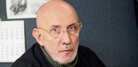 BARCELONA, 03/02/2022.-Fotografía de archivo del 24/11/09, del modista, diseñador y empresario catalán Antonio Miró, un referente en el mundo de la moda catalana y española, que ha fallecido este jueves a los 74 años de edad, han informado a Efe fuentes cercanas al creador. Según estas fuentes, Miró sufrió un infarto de miocardio hace seis días y desde entonces permanecía en un hospital en coma inducido, aunque no se ha podido recuperar y finalmente ha fallecido hoy. Nacido en Sabadell (Barcelona) en 1947 e hijo de un sastre, Antonio Miró abrió en 1968 su primera tienda en la Rambla Catalunya de Barcelona, Groc, con un estilo de vanguardia que buscaba a un público alternativo e innovador. Además de al diseño de ropa su firma se dedicó además al de joyas, complementos, perfumes, mobiliario de baño e interiorismo. En 1988 Antonio Miró fue galardonado con el premio Cristóbal Balenciaga al