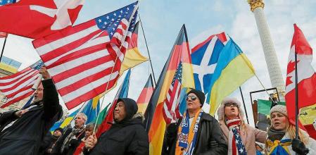 Kiev (Ukraine), 06/02/2022.- Members of the international community carry flags as they take part in the 'International Unity March for Ukraine' rally in Kiev, Ukraine, 06 February 2022. Members of the international community in Ukraine demonstrated in Kiev to show their support to the country amid fears of escalations with Russia. (Rusia, Ucrania) EFE/EPA/SERGEY DOLZHENKO